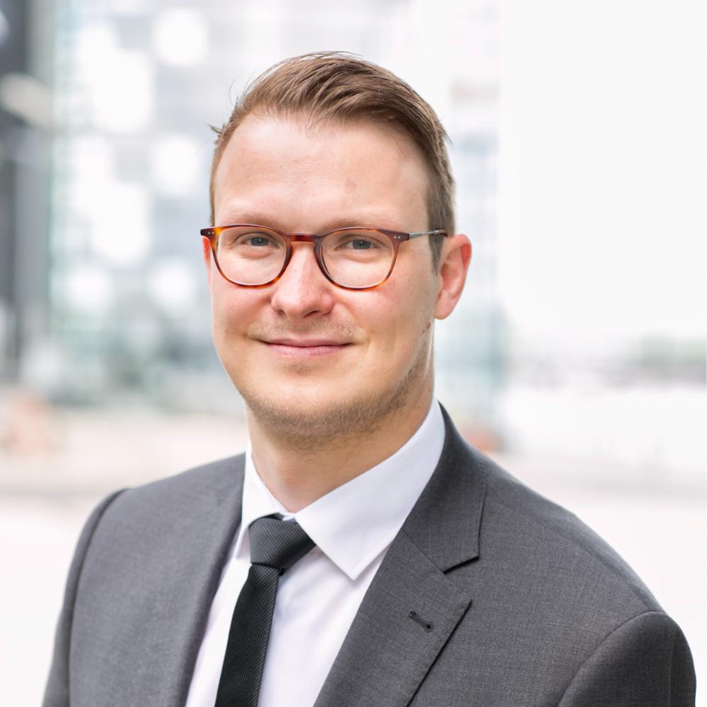 Dr. Daniel Trauth mit Brille und Anzug